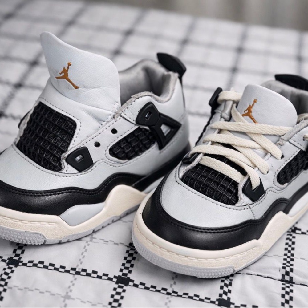 Jordan 4 Retro GS PLATINIUN Kids Black and White Sneakers with Gold Accents